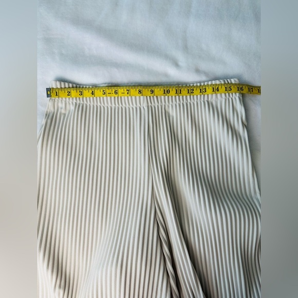 Aritzia Babaton “Skilled” Cream Wide-Leg Pleated Pants Size Large - Picture 5 of 12